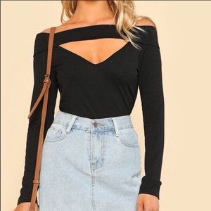 🖤 SEXY v-neck cutout top! 🖤